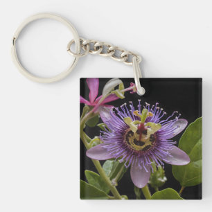 Enigmatic Beauty: Die Lila Passion-Blume Schlüsselanhänger
