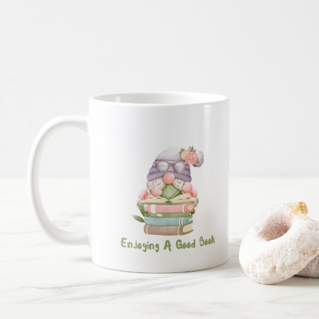 Enjoying a Good Book with a Gnome on a  Kaffeetasse (Mit Donut)