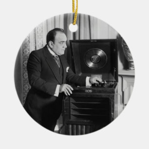 Enrico Caruso mit einem Keramik Ornament