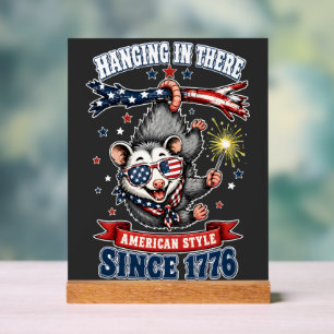 Enseigne en acrylique de 4 juillet Opossum qui tie