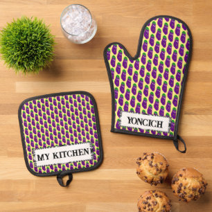 Ensemble De Gant De Cuisine Et De Manique Aubergine surprise par Kenneth Yoncich