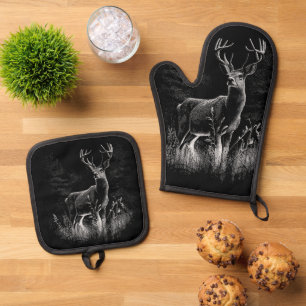 Ensemble De Gant De Cuisine Et De Manique Cerf aux bois encadré par un champ et un arbre