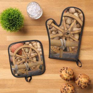 Ensemble De Gant De Cuisine Et De Manique Citrouilles et Roue de la charrette rurale en bois