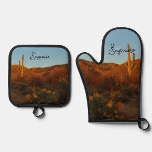 Ensemble De Gant De Cuisine Et De Manique Coucher de soleil sur Saguaro I Paysage du désert
