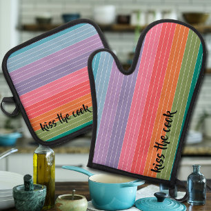 Ensemble De Gant De Cuisine Et De Manique Embrassez les rayures colorées brillantes de Cook