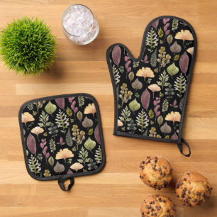 Ensemble De Gant De Cuisine Et De Manique Feuilles d'automne et fougères sur fond noir
