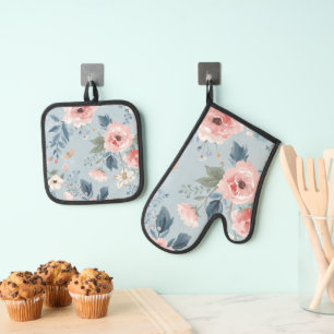 Ensemble De Gant De Cuisine Et De Manique Fleurs de jardin en aquarelle bleu poussiéreux ros
