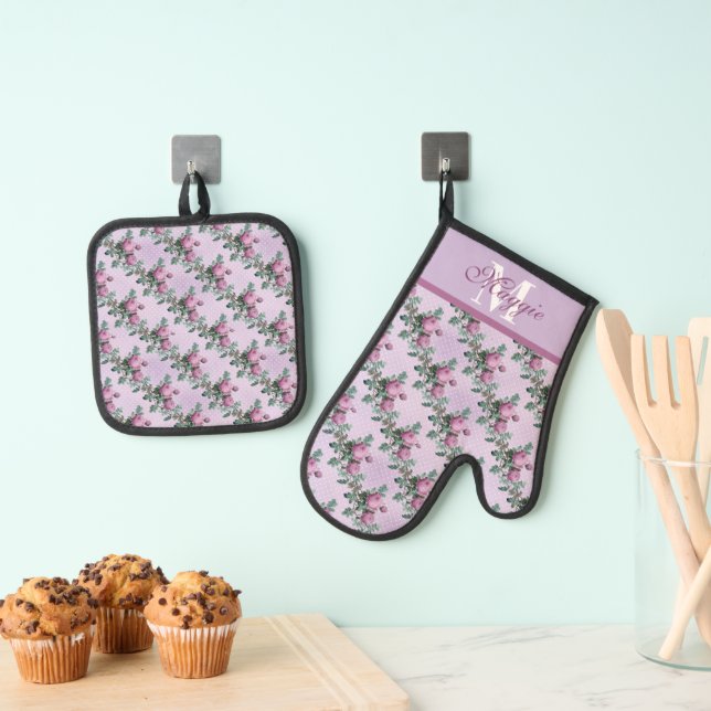 Ensemble De Gant De Cuisine Et De Manique Lavande et Roses pourpres sur vignes Monogrammes (In situ (suspendu))