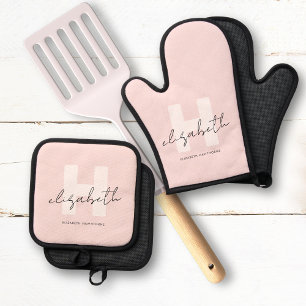 Ensemble De Gant De Cuisine Et De Manique Monogramme moderne Script Girl Blush rose initial