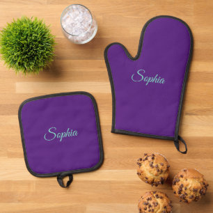 Ensemble De Gant De Cuisine Et De Manique Nom de script turquoise ou monogramme sur le pourp