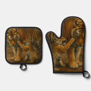 Ensemble De Gant De Cuisine Et De Manique Tiger Tenderness - Parent et Cub en Forêt