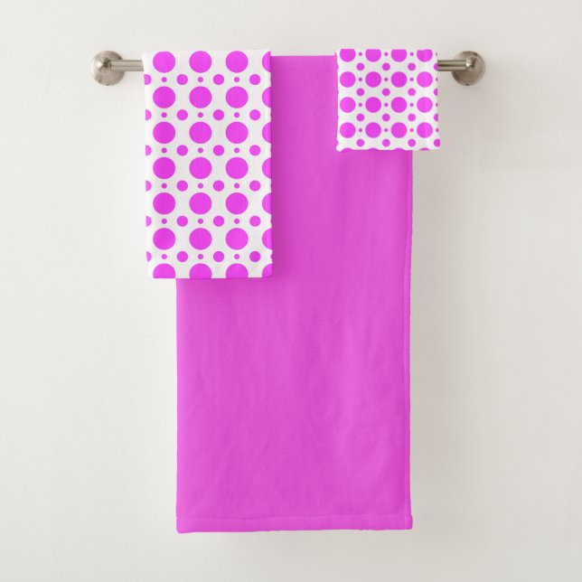 Ensemble de serviettes de bain à pois rose foncé e (En situation)