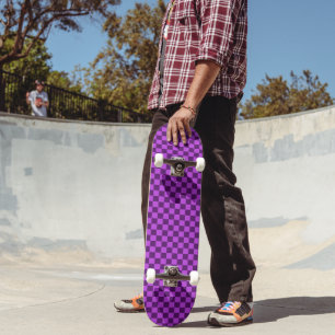 Entdecken Sie die Kühnheit des violetten Schachbre Skateboard