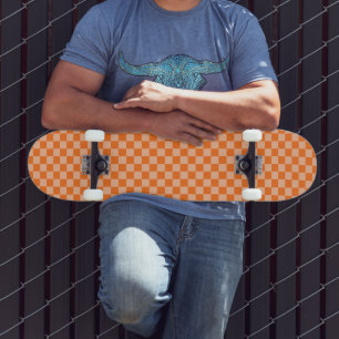 Entdecken Sie die Schönheit des orangen Schachbret Skateboard