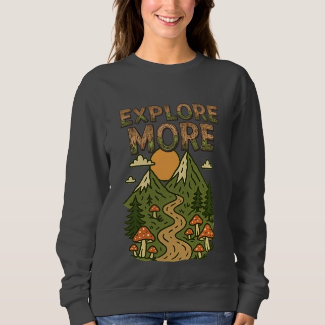 Entdecken Sie weitere Berge | Pilz-Wanderabenteuer Sweatshirt (Vorderseite)