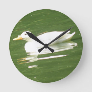 Ente an der Wassermauer Runde Wanduhr