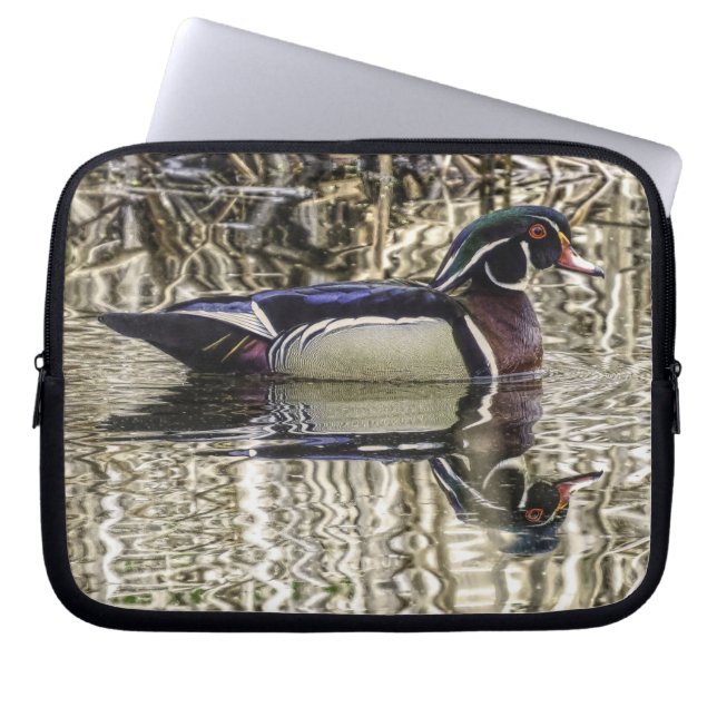 Ente aus männlichem Holz im Teich schwimmen Laptopschutzhülle (Vorderseite)