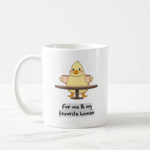 Ente, die zwei Tassen Kaffee hält