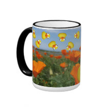 Enten, die auf einer Wiese Mohnblumen aufspringen