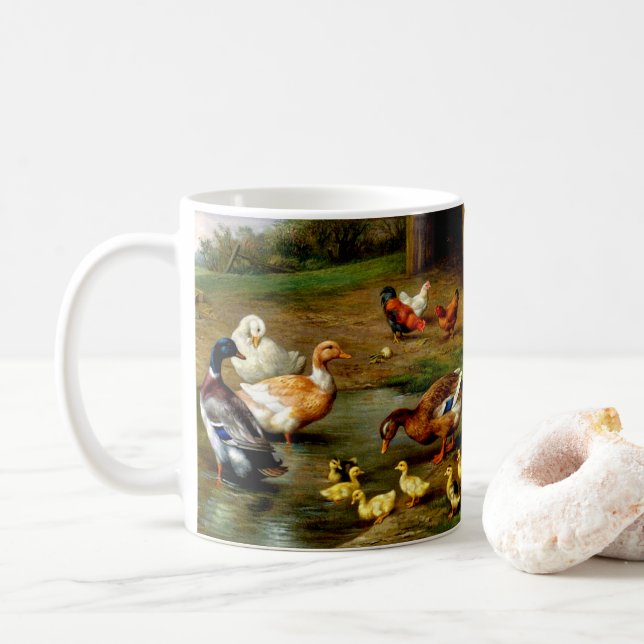 Enten und Enten von Hühnern im landwirtschaftliche Kaffeetasse (Mit Donut)