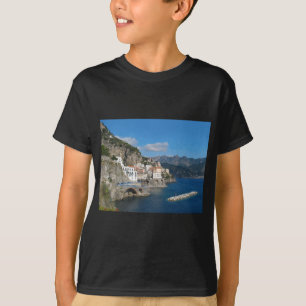 Entfernte Ansicht von Atrani auf Amalfi-Küste T-Shirt
