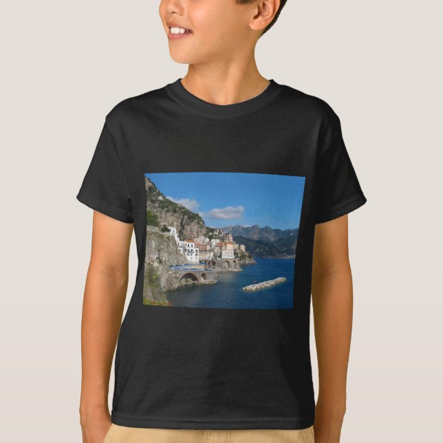 Entfernte Ansicht von Atrani auf Amalfi-Küste T-Shirt (Vorderseite)