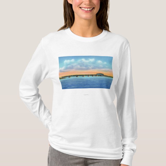 Entfernte See-Ansicht der neuen Brücke T-Shirt (Vorderseite)