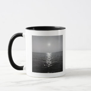Entferntes Boot auf Ozean Tasse