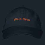 Entfesseln Sie Ihre Furchtlose Seite mit dem wilde Bestickte Baseballkappe<br><div class="desc">Entfesseln Sie Ihre furchtlose Seite mit der bestickten Kappe "Wilder König". Dieser marinebasierte,  verstellbare Hut vereint robuste Energie mit königlichem Flair und zeigt Ihren eigenen Text für diese kühne persönliche Touch. Ideal für eine Aussage,  es ist für diejenigen gebaut,  die mit Vorsicht und Zuversicht führen.</div>
