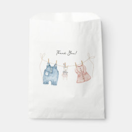 Enthüllung des Geschlechts in blau und rosa Geschenktütchen