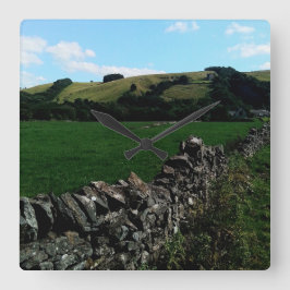 Entlang der Mauer Quadratische Wanduhr
