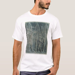 Entlastung, welche die Jagd der Vögel in darstell T-Shirt
