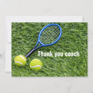 Entraîneur de tennis Merci avec raquette sur vert