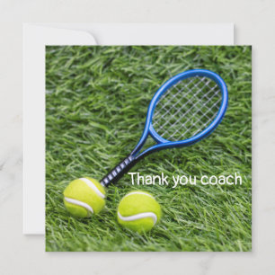 Entraîneur Merci de tennis avec raquette sur vert