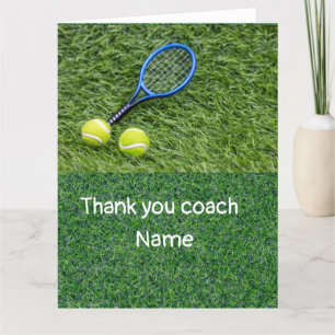 Entraîneur Merci de tennis avec raquette sur vert
