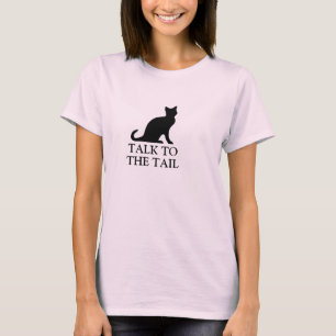 Entretien mignon du T-shirt de chat à la queue