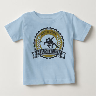 Entscheidender Frisbee - der kleine Lenker des Baby T-shirt