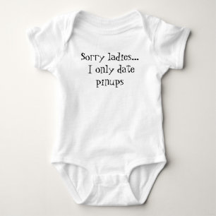 Entschuldige meine Damen. Ich habe nur Datumspinti Baby Strampler