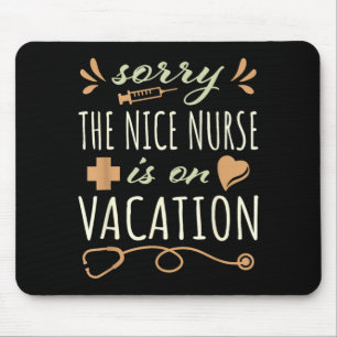 Entschuldigung Die nette Krankenschwester ist in d Mousepad
