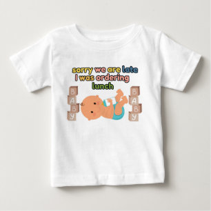 Entschuldigung, wir sind spät, weißes Baby-T-Shirt Baby T-shirt