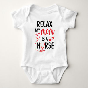 Entspann dich, meine Mutter ist Krankenschwester L Baby Strampler