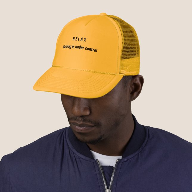 Entspannen Nichts unter Kontrolle Shirt Truckerkappe (Beispiel)