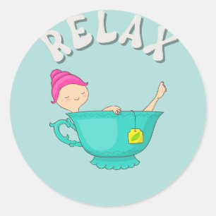 Entspannen Sie beim Girl in der Tasse Tee Meditati Runder Aufkleber