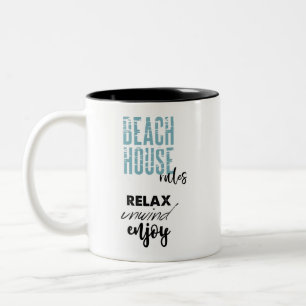 Entspannen Sie sich bei der Kaffee-Tasse im Beach  Zweifarbige Tasse