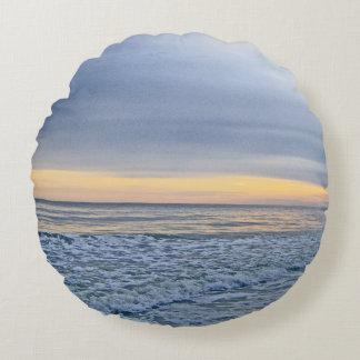 Entspannen Sie sich bei Sonnenuntergang am Meer Rundes Kissen