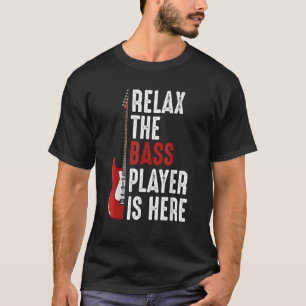 Entspannen Sie sich beim Bass Player, der sich hie T-Shirt