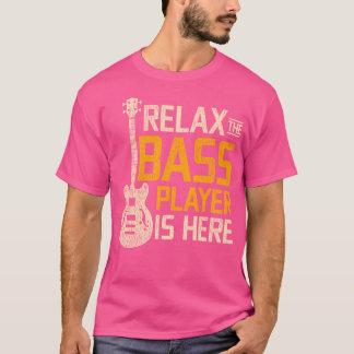 Entspannen Sie sich beim Bass Player. T-Shirt