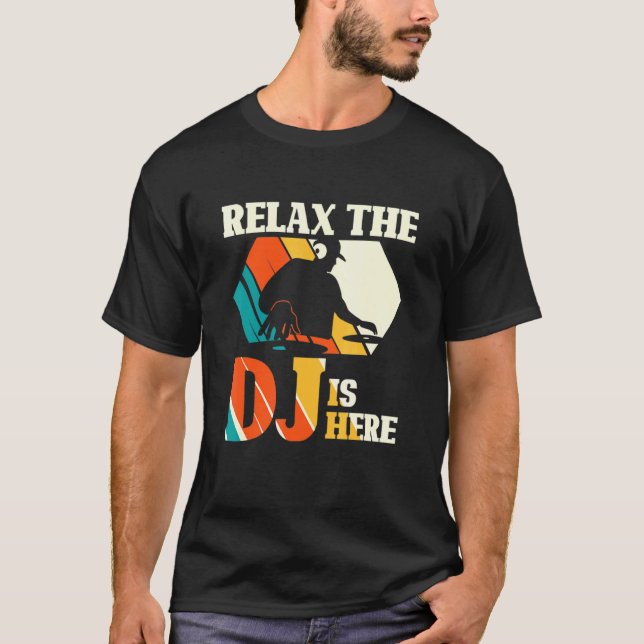 Entspannen Sie sich beim Dj is Here - Beatmaker Vi T-Shirt (Vorderseite)