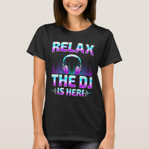 Entspannen Sie sich beim DJ is Here DJ Disk Jockey T-Shirt