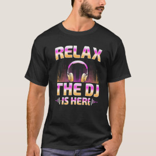 Entspannen Sie sich beim DJ is Here DJ Disk Jockey T-Shirt